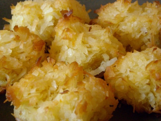 These brown sugar orange macaroons are the perfect coconut cookie treat. They are fresh, zesty and perfect sweet. 