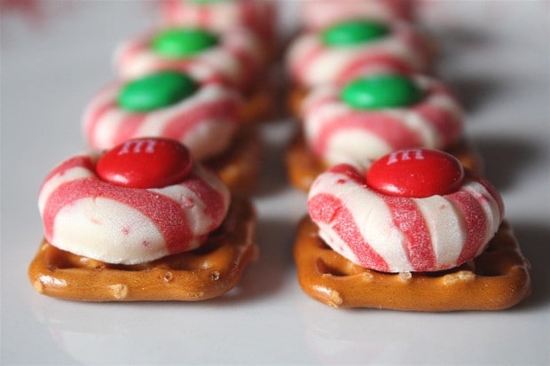 These candy cane pretzel buttons are the perfect easy holiday treat. They are a bit hit with kids, only use 3 ingredients and they are ready in just 25 minutes! Hello easy!