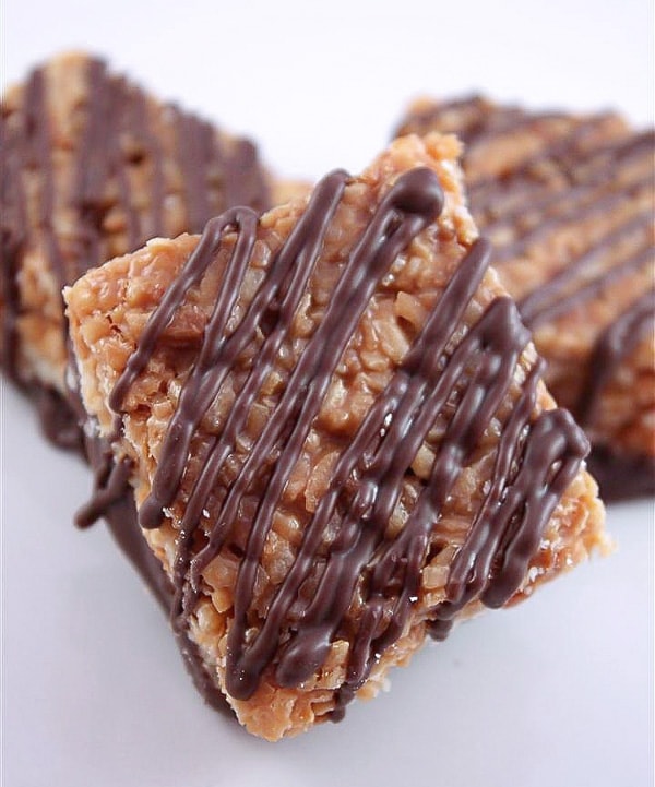 These homemade samoas bars are packed full of cookie flavor. Easy to make and totally delicious in every single way. 