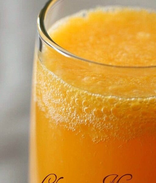This Christmas mimosa is the perfect way to welcome in the holiday. Full of delicious fresh orange juice and bubbly champagne. Happy holidays!