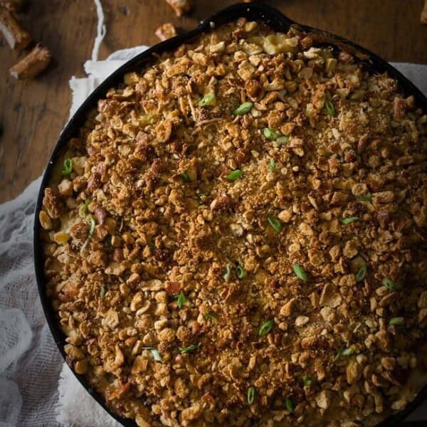 This super flavorful beer bratwurst macaroni and cheese is packed full of stringy cheese, beer, bratwurst and sprinkled with a crunchy pretzel topping.
