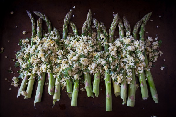 This totally simple asparagus gratin takes fresh asparagus and tops it with zesty lemon, herb and Parmesan cheese panko bread crumbs. This side dish is spring time perfection.