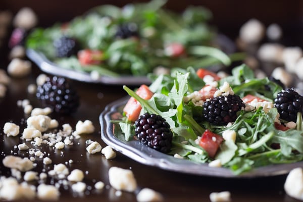 This black and blue salad with crispy ham is the perfect summer salad. A delicious combo of arugula, crispy ham, blackberries and blue cheese.