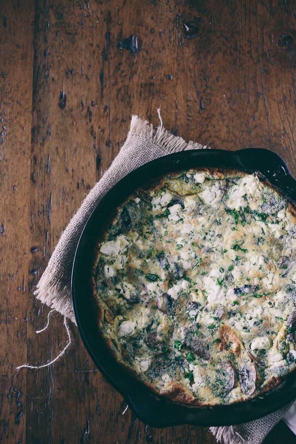 This mushroom herb goat cheese frittata is packed full of fresh grown AeroGarden herbs, Greek yogurt, tangy goat cheese and caramelized mushrooms. Hello brunch!