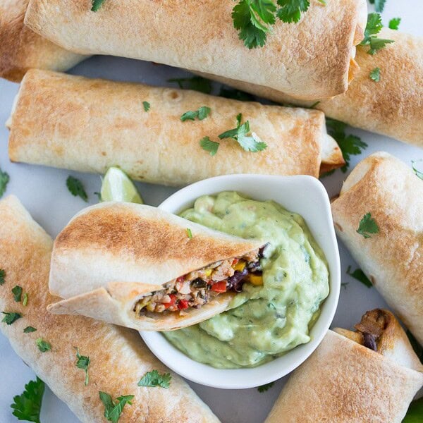 These baked Southwestern chicken egg rolls taste just like the ones you get at Chilies but without all the deep fried calories because they're baked! Ready in just 30 minutes and packed full of flavor. Perfect when served with guacamole ranch Greek yogurt dip.