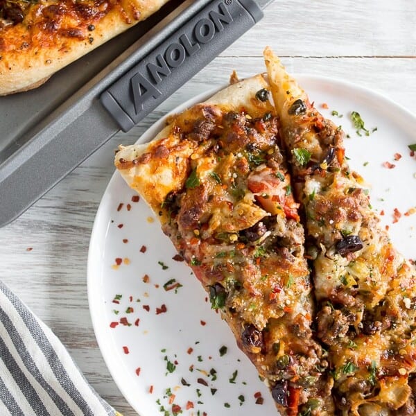 This beef puttanesca pizza is the perfect gourmet pizza night option. Fully loaded with tons of flavor and ready in just 30 minutes. You’ll love this delicious pasta sauce pizza twist.