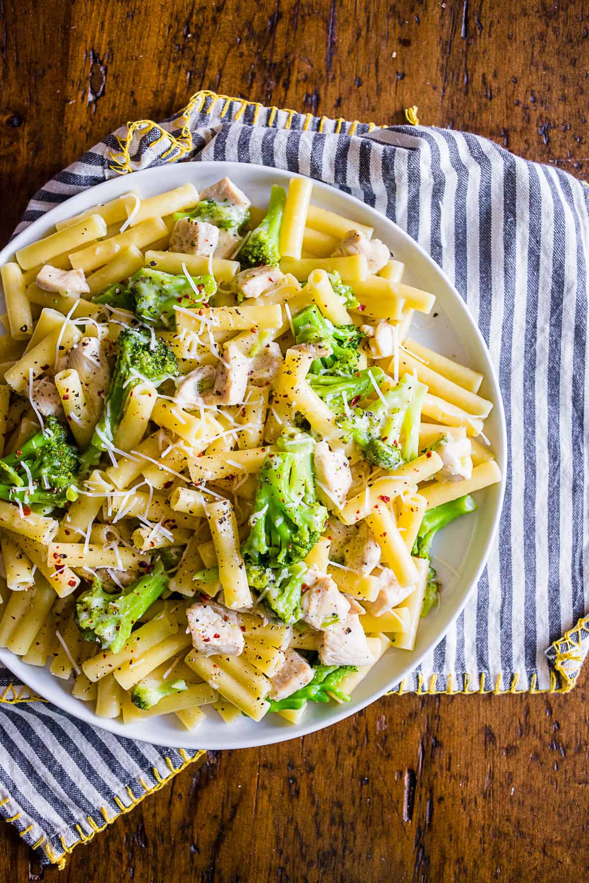 chicken broccoli ziti on a plate.