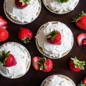 These no bake strawberry tartlets are the perfect way to end the summer. This recipe only takes 5 ingredients and is prepared in just 15 minutes!