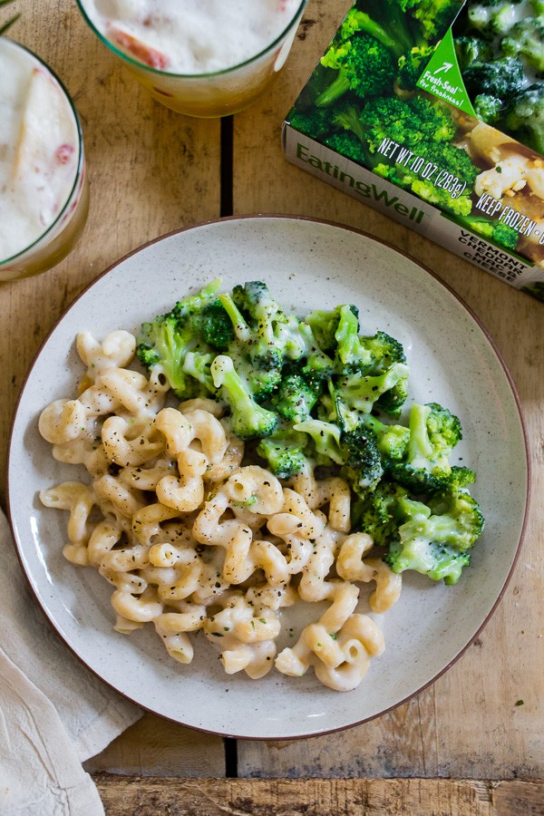 a plate of mac and cheese. 