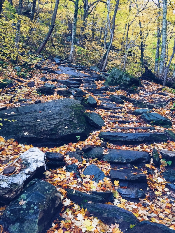 This is your perfect fall Vermont vacation guide. A no stress guide to seeing all the pretty sights without having to stick to a schedule.