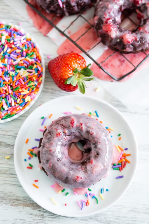These baked chocolate donuts are studded with fresh strawberries, chocolate chips and topped with a homemade strawberry glaze. Trust me, if you love donuts you're going to go crazy over these chocolate strawberry baked donuts!