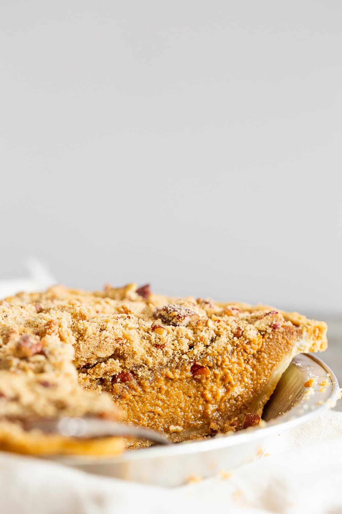 Streusel Topped Apple Butter Pumpkin Pie in a pie tin.