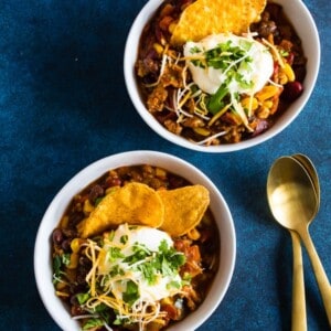 This chipotle ground turkey chili is packed full of healthy deliciousness with just a touch of chipotle pepper heat. Super simple to make and ready in just an hour! How simple is that?
