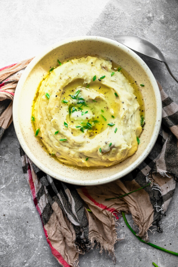 Instant Pot Mashed Potatoes in a serving bowl.