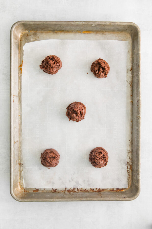 A tray of uncooked cookies. 