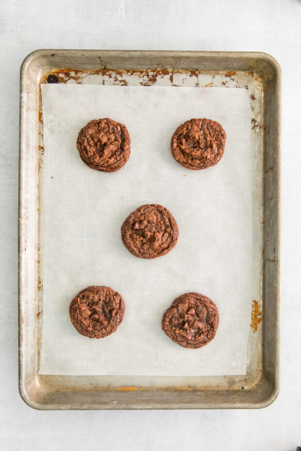 A tray of cooked brownie cookies. 
