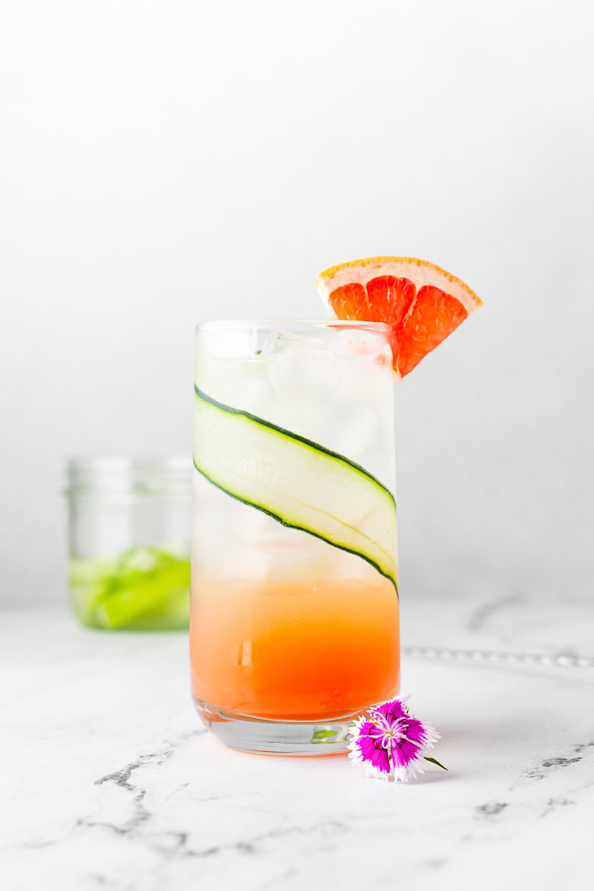Grapefruit Gin Fizz served with sliced grapefruit. 