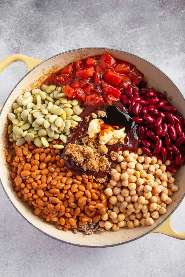 A dish of calico beans that has not been stirred up. 