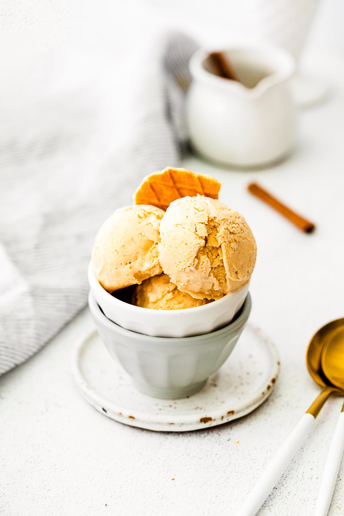 No-Churn Pumpkin Pie Ice Cream served with a crunchy cookie.