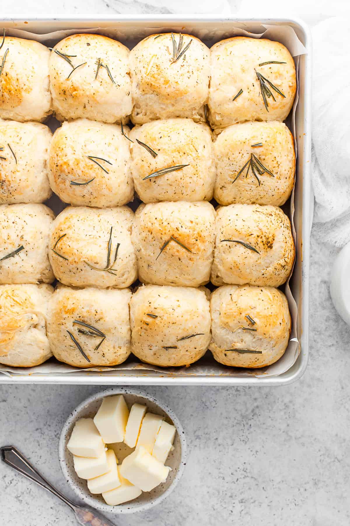 A tray of Garlic Herb Dinner Rolls on a table. 